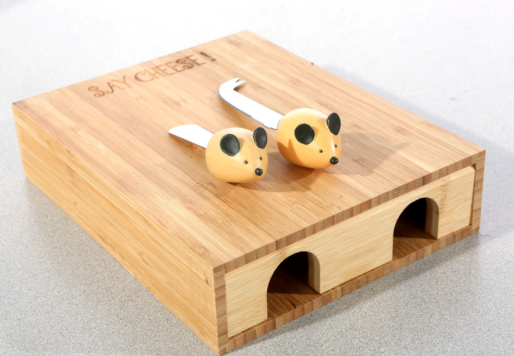 Mouse-themed cheeseboard and cutters